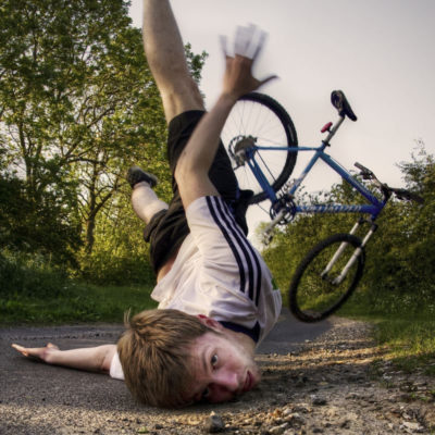Как правильно падать с велосипеда