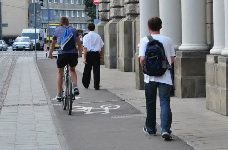 ПДД для велотранспорта на пешеходных дорожках